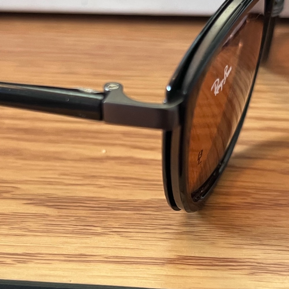 Ray-Ban Unisex Sunglasses with Case. - Picture 4 of 10